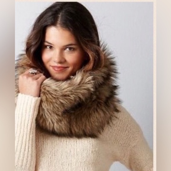 LOFT Accessories - NWT! Ann Taylor Loft Women’s Grey Faux Fur Gaitor Scarf